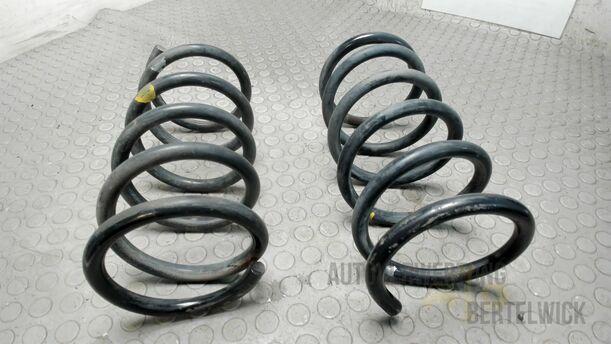 Foto: HINTERE FEDERN / FEDERN HINTEN eines Mazda MPV 2.0 TD
