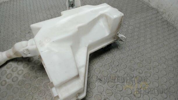 Foto: SCHEIBENWASCHBEHÄLTER eines Peugeot 407 140