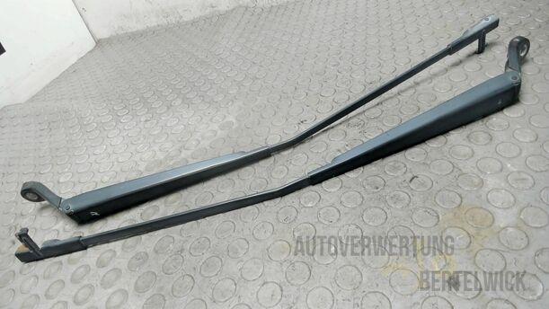 Foto: SCHEIBENWISCHERARME VORNE eines Peugeot 407 140