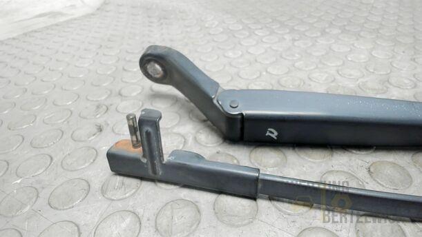 Foto: SCHEIBENWISCHERARME VORNE eines Peugeot 407 140