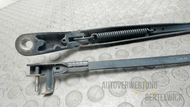 Foto: SCHEIBENWISCHERARME VORNE eines Peugeot 407 140