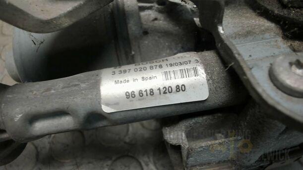 Foto: SCHEIBENWISCHERMOTOR VORNE RECHTS eines Peugeot 407 140