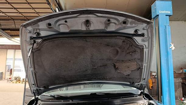 Foto: MOTORHAUBE eines Mazda 6 Sport Kombi 2.2 CD DPF