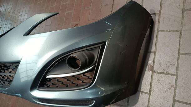 Foto: STOSSFÄNGER/ STOßSTANGE VORN ( FACELIFT AB 2010 ) eines Mazda 6 Sport Kombi 2.2 CD DPF