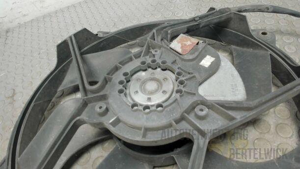 Foto: ELEKTROLÜFTER eines Peugeot 407 140