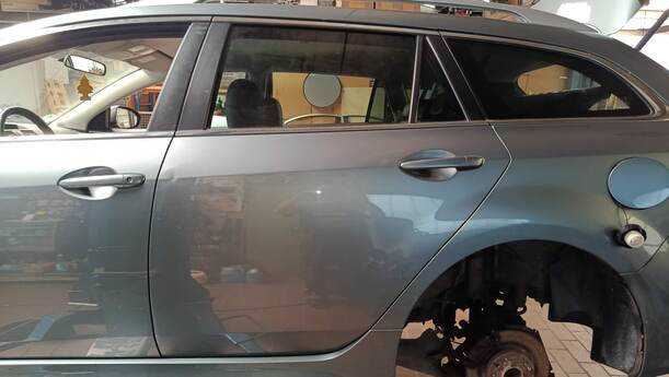Foto: TÜR HINTEN LINKS ( KOMBI ) eines Mazda 6 Sport Kombi 2.2 CD DPF