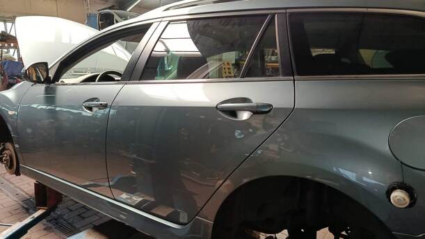 Foto: TÜR HINTEN LINKS ( KOMBI ) eines Mazda 6 Sport Kombi 2.2 CD DPF
