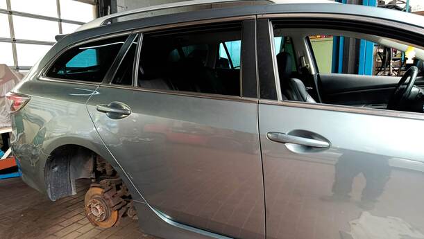 Foto: TÜR HINTEN RECHTS ( KOMBI ) eines Mazda 6 Sport Kombi 2.2 CD DPF