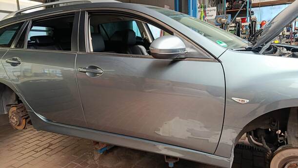Foto: TÜR VORN RECHTS eines Mazda 6 Sport Kombi 2.2 CD DPF