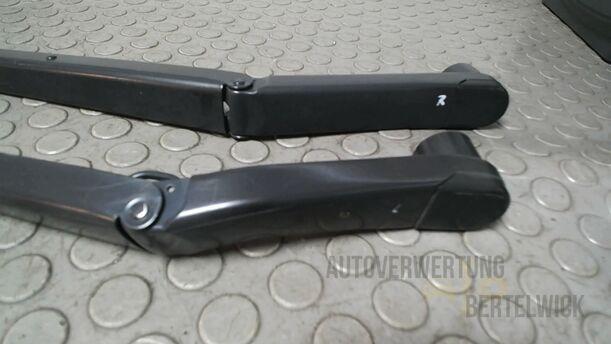 Foto: SCHEIBENWISCHERARME VORN eines Mazda 6 Sport Kombi 2.2 CD DPF