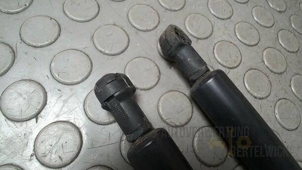 Foto: HECKKLAPPENDÄMPFERPAAR HINTEN ( KOMBI ) eines Mazda 6 Sport Kombi 2.2 CD DPF