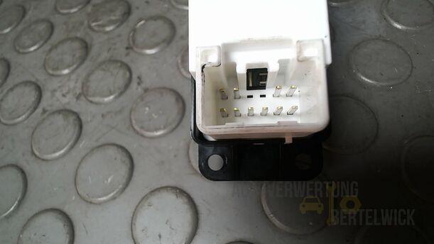 Foto: FENSTERHEBERSCHALTER eines Mazda 6 Sport Kombi 2.2 CD DPF