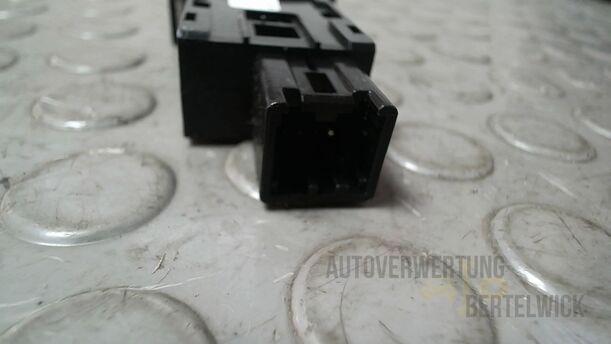 Foto: SCHALTER WARNBLINKANLAGE/ WARNBLINKSCHALTER eines Mazda 6 Sport Kombi 2.2 CD DPF