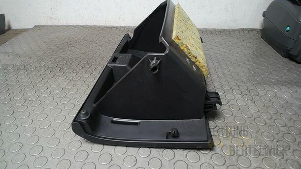 Foto: HANDSCHUHFACH eines Mazda 6 Sport Kombi 2.2 CD DPF