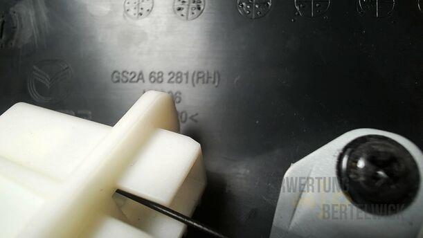 Foto: KOFFERRAUMVERKLEIDUNG OBEN RECHTS eines Mazda 6 Sport Kombi 2.2 CD DPF
