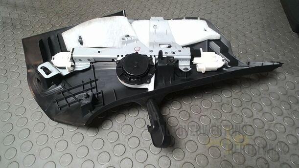 Foto: KOFFERRAUMVERKLEIDUNG OBEN RECHTS eines Mazda 6 Sport Kombi 2.2 CD DPF