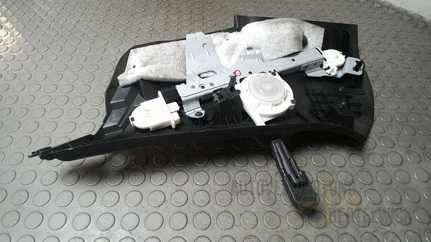 Foto: KOFFERRAUMVERKLEIDUNG OBEN LINKS eines Mazda 6 Sport Kombi 2.2 CD DPF