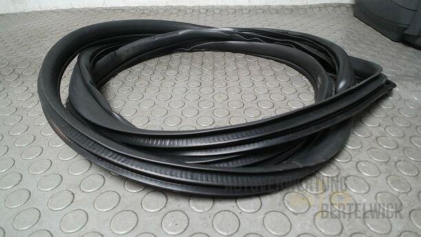 Foto: TÜRDICHTUNG VORN LINKS eines Mazda 6 Sport Kombi 2.2 CD DPF