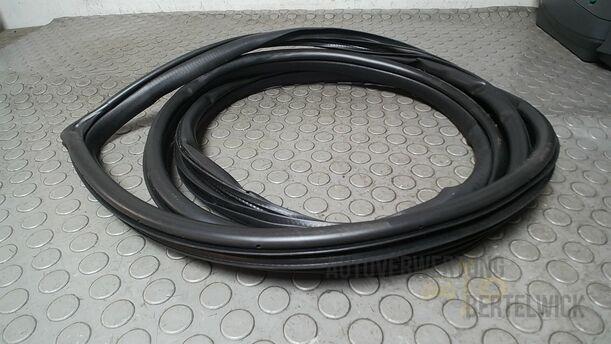 Foto: TÜRDICHTUNG VORN RECHTS eines Mazda 6 Sport Kombi 2.2 CD DPF