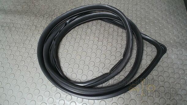 Foto: TÜRDICHTUNG VORN RECHTS eines Mazda 6 Sport Kombi 2.2 CD DPF