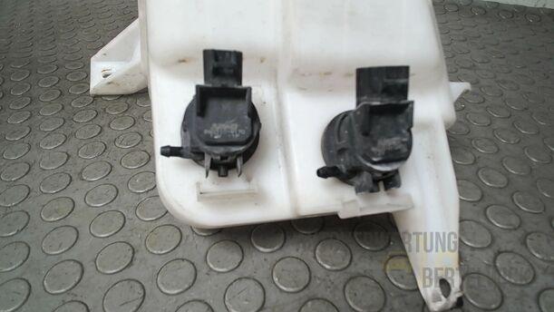 Foto: SCHEIBENWASCHBEHÄLTER eines Mazda 6 Sport Kombi 2.2 CD DPF