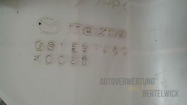 Foto: SCHEIBENWASCHBEHÄLTER eines Mazda 6 Sport Kombi 2.2 CD DPF