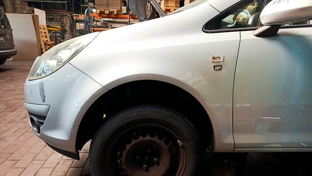Foto: KOTFLÜGEL LINKS eines Opel Corsa 1.4 16V