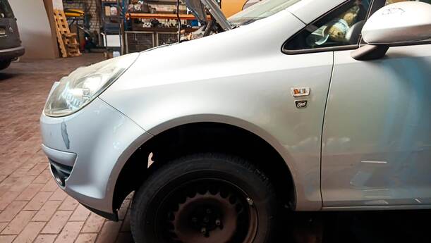 Foto: KOTFLÜGEL LINKS eines Opel Corsa 1.4 16V