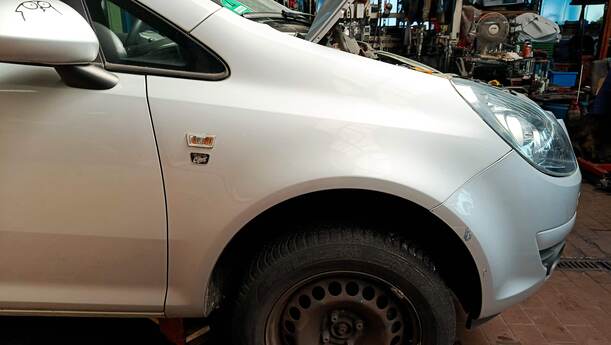 Foto: KOTFLÜGEL RECHTS eines Opel Corsa 1.4 16V