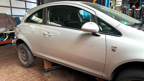 Foto: TÜR VORNE RECHTS ( 2/3 TÜRER ) eines Opel Corsa 1.4 16V