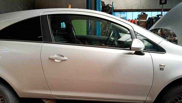 Foto: TÜR VORNE RECHTS ( 2/3 TÜRER ) eines Opel Corsa 1.4 16V