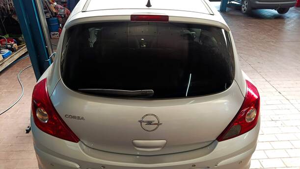 Foto: HECKKLAPPE / HECKDECKEL ( 2/3 TÜRER ) eines Opel Corsa 1.4 16V