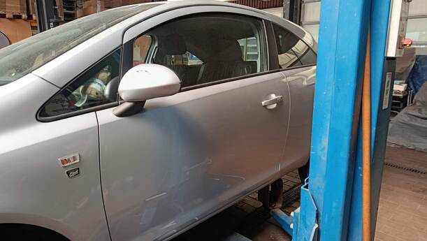 Foto: TÜR VORNE LINKS  (2/3-TÜRER) eines Opel Corsa 1.4 16V