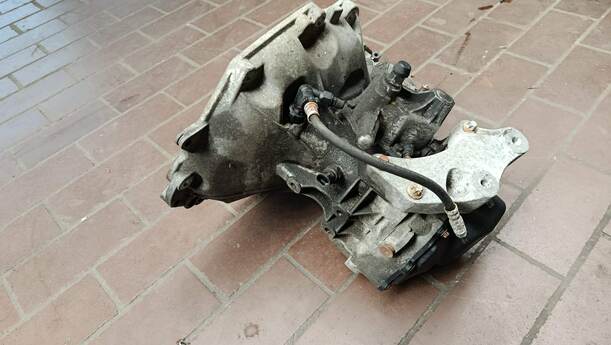 Foto: SCHALTGETRIEBE 5 GANG ( F13 / 4.18 ) eines Opel Corsa 1.4 16V