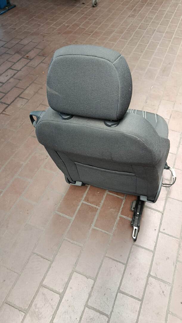 Foto: SITZ VORNE LINKS / FAHRERSITZ eines Opel Corsa 1.4 16V