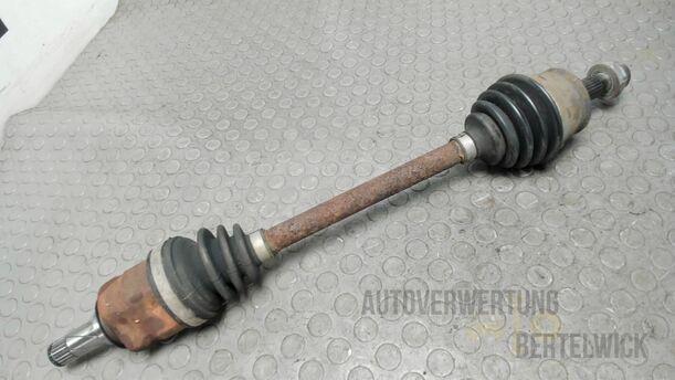 Foto: ANTRIEBSWELLE LINKS ( SCHALTGETRIEBE ) eines Opel Corsa 1.4 16V Fun