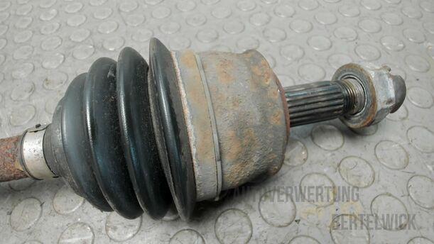 Foto: ANTRIEBSWELLE LINKS ( SCHALTGETRIEBE ) eines Opel Corsa 1.4 16V Fun