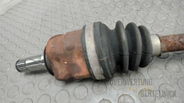 Foto: ANTRIEBSWELLE LINKS ( SCHALTGETRIEBE ) eines Opel Corsa 1.4 16V Fun