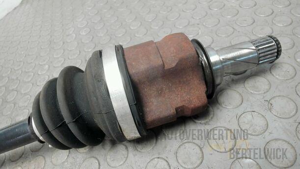 Foto: ANTRIEBSWELLE RECHTS ( SCHALTGETRIEBE ) eines Opel Corsa 1.4 16V Fun