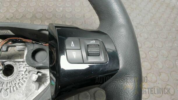 Foto: LEDERLENKRAD ( RADIOBEDIENUNG ) eines Opel Corsa 1.4 16V Fun