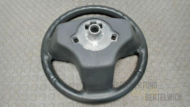 Foto: LEDERLENKRAD ( RADIOBEDIENUNG ) eines Opel Corsa 1.4 16V Fun