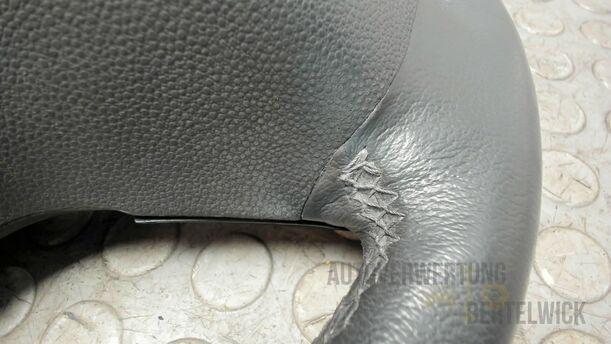 Foto: LEDERLENKRAD ( RADIOBEDIENUNG ) eines Opel Corsa 1.4 16V Fun