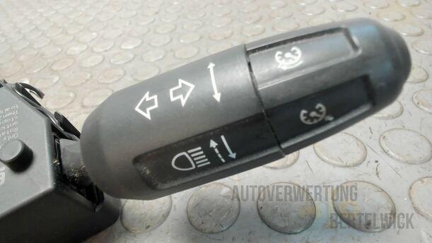 Foto: LENKSTOCKSCHALTER / KOMBISCHALTER eines Opel Corsa 1.4 16V Fun