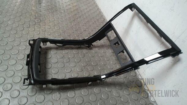 Foto: BLENDE MITTELKONSOLE eines Mazda 6 Sport Kombi 2.2 CD DPF Fun