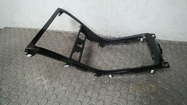 Foto: BLENDE MITTELKONSOLE eines Mazda 6 Sport Kombi 2.2 CD DPF Fun