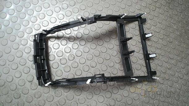 Foto: BLENDE MITTELKONSOLE eines Mazda 6 Sport Kombi 2.2 CD DPF Fun