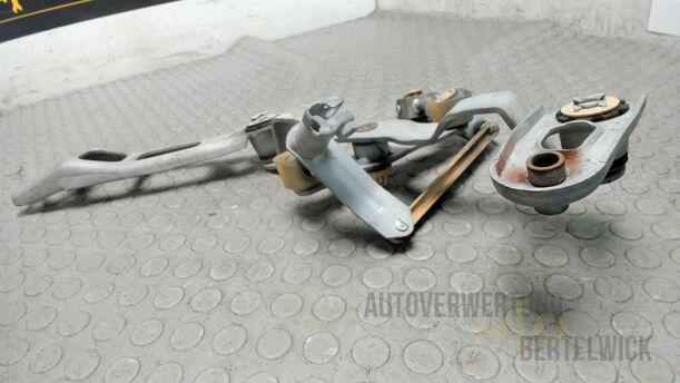 Foto: SCHALTERBETÄTIGUNG / SCHALTGESTÄNGE eines Opel Corsa 1.4 16V Fun