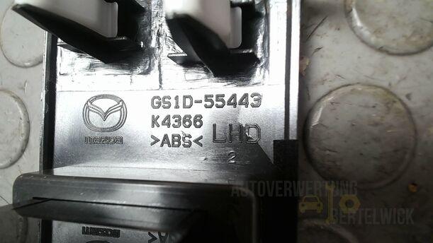 Foto: BLENDE ARMATURENBRETT eines Mazda 6 Sport Kombi 2.2 CD DPF Fun