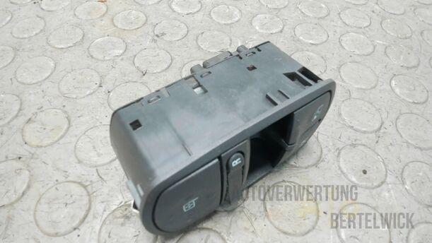 Foto: FENSTERHEBERSCHALTER eines Opel Corsa 1.4 16V Special