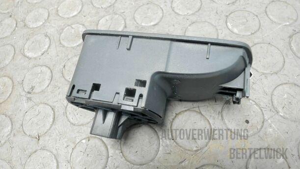 Foto: FENSTERHEBERSCHALTER eines Opel Corsa 1.4 16V Special